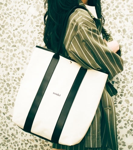 日本亚马逊:Snidel 2018春夏 随刊附赠 日系休闲大容量单肩包 特价1620日元(约¥96,返49积分,支持直邮)